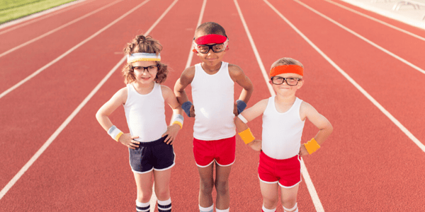 Enfants habillés en vêtements de sport sur une piste d'athlétisme