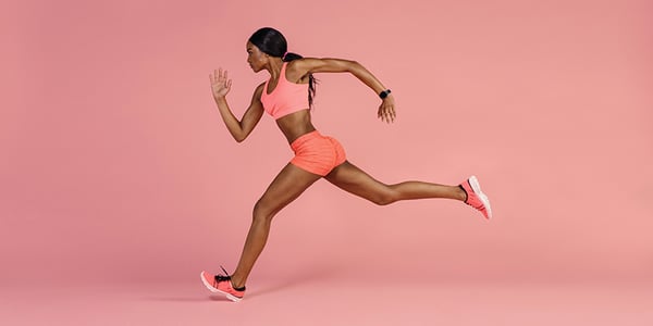 Femme en vêtements de sport qui pratique la course à pied