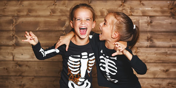 Enfants dans un costume avec dessin de squelette sur le corps