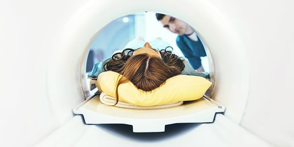 Femme couchée sur le dos dans un appareil d'imagerie médicale