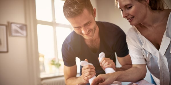 Homme et femme qui prennent soin d'un bébé