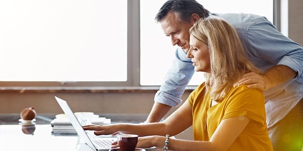 Homme et femme devant un écran d'ordinateur