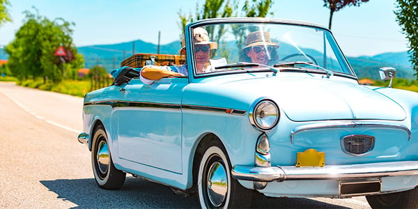 Homme et femme en voiture