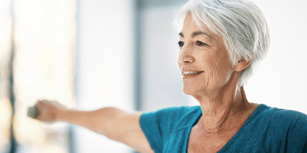 femme âgée qui fait de l'exercice