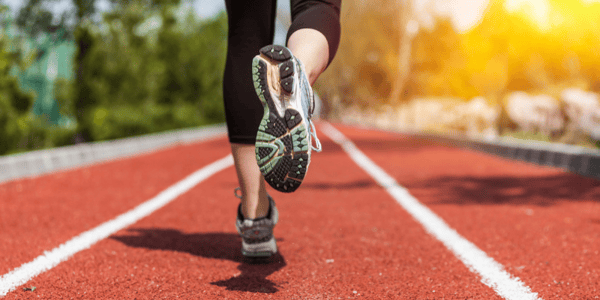 Personne qui pratique la course à pied sur une piste d'athlétisme