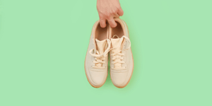 Chaussures blanches sur arrière-plan vert