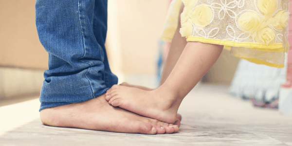 enfant et parent pieds nus