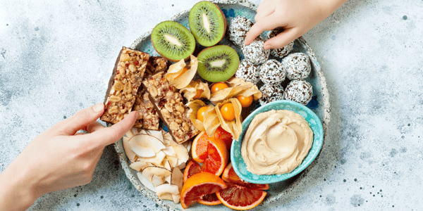 Assiette de collations de fruits et noix