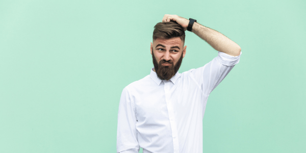 Homme avec main sur la tête en signe de questionnement