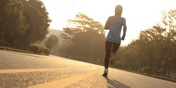 Personne en vêtements de sport vue de dos qui court