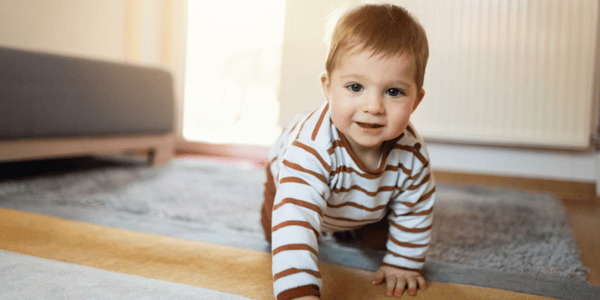 enfants qui marche à 4 pattes au sol