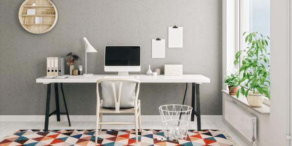 bureau de travail avec ordinateur à la maison