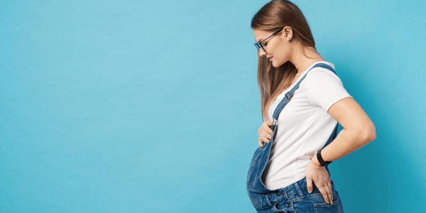 Femme enceinte qui tient le bas de son dos