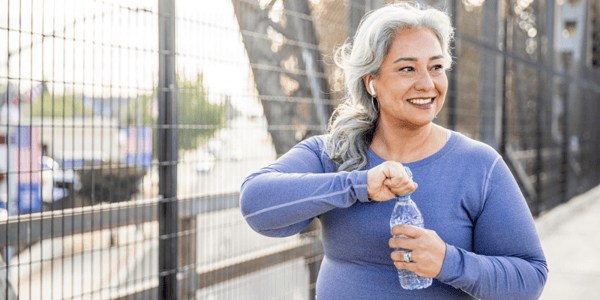 femme active qui tient une bouteille d'eau