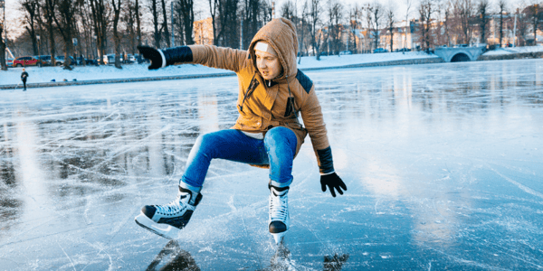 Homme qui tombe vers l'arrière en patins sur la glace