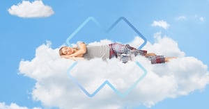 femme dort sur un nuage en pyjama