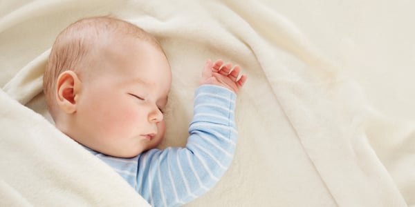 Bébé couché sur le dos avec la tête tournée sur le côté